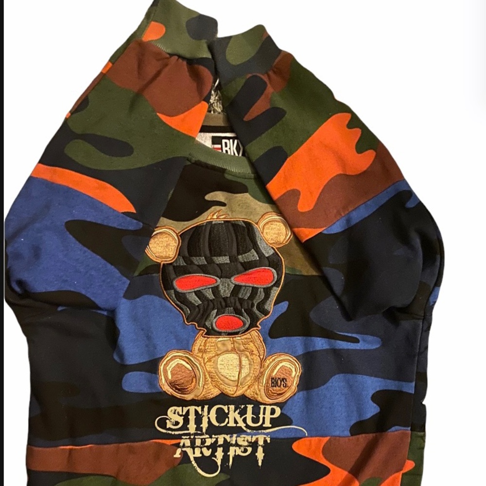 A  men’s sweater size medium